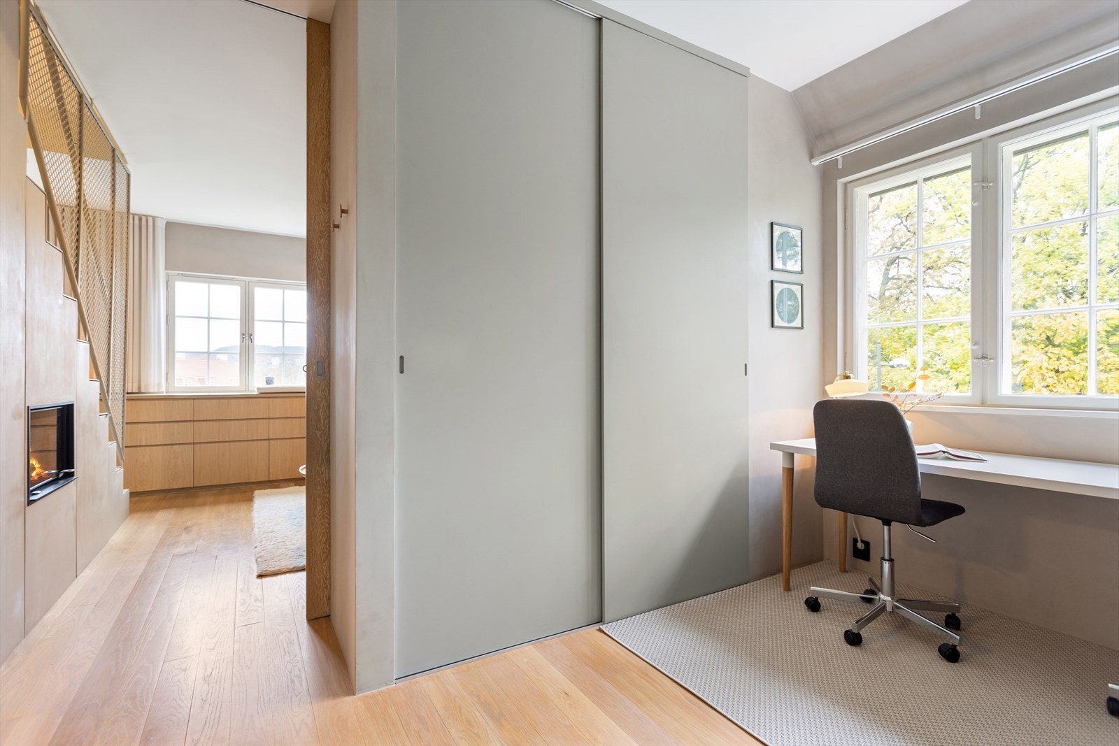 Et praktisk allrom/soverom som ligger i en fin løsning fra stuen med skyvedør. Galleribilde