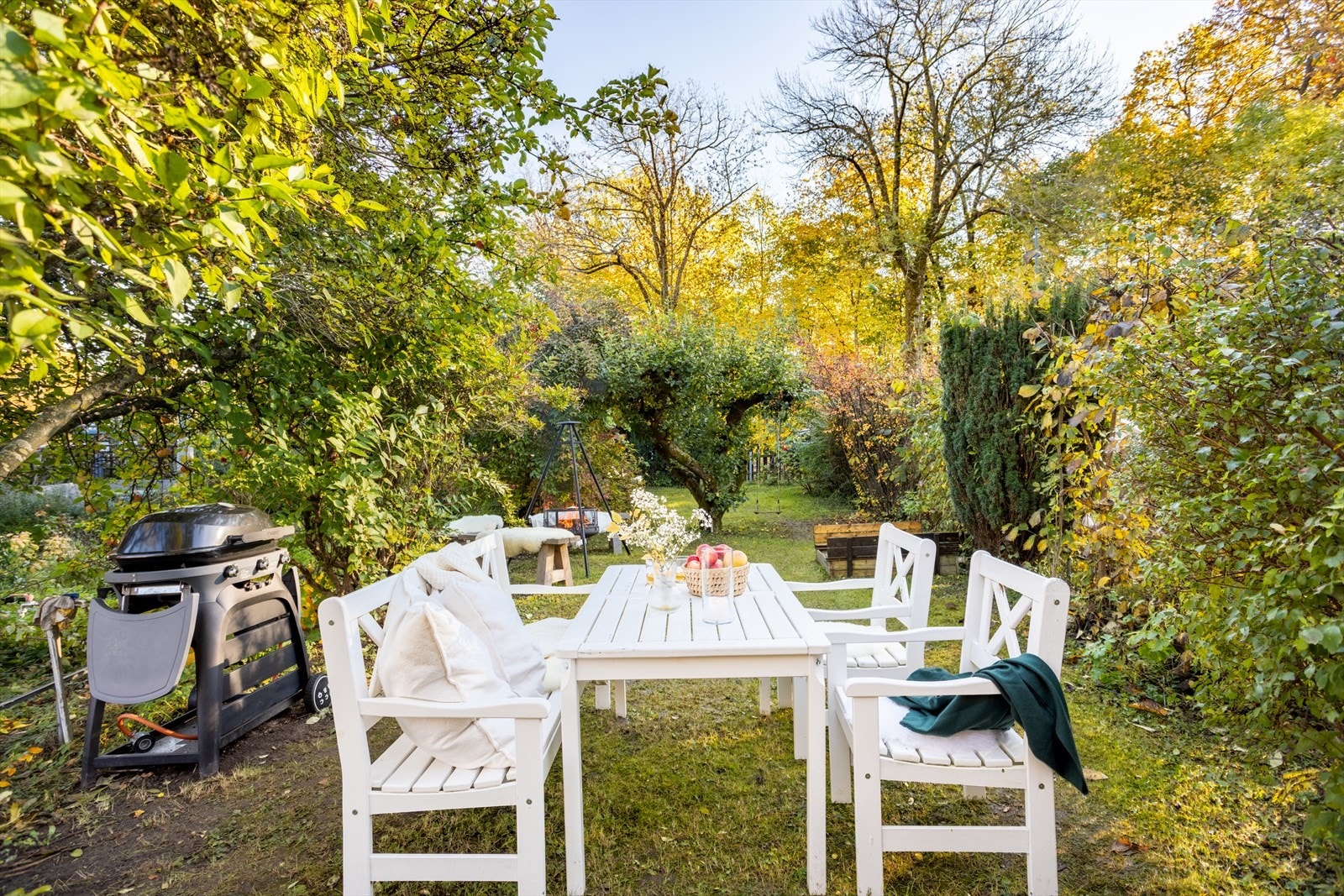 Leiligheten har en skjermet og frodig hageparsell som ligger tilbaketrukket til i vakre omgivelser. Galleribilde