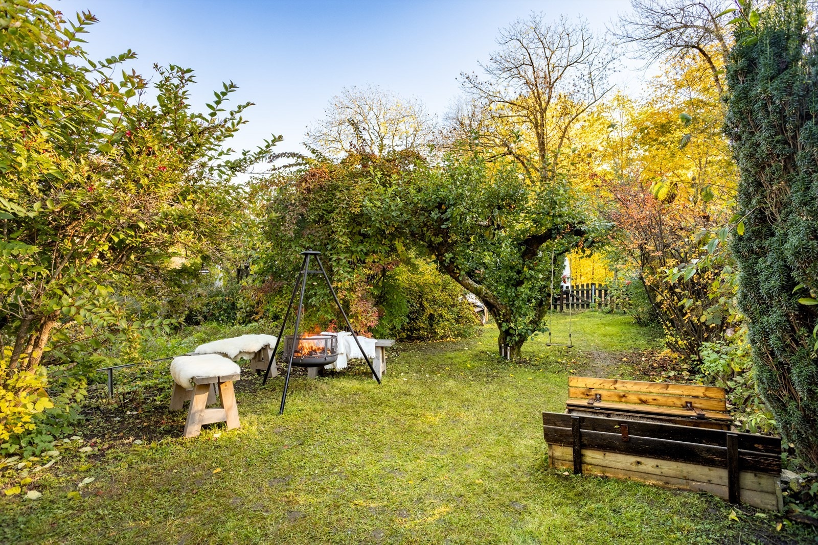 Hagen har god plass til diverse utemøblement og flere soner for både hygge og avslapning, samt lek og moro. Galleribilde