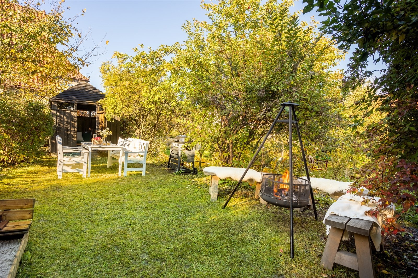 Her får man solen fint gjennom hele dagen og til langt utover ettermiddagen. I dag er uteboden innredet med en hyggelig sittebenk - her er det mange muligheter. Galleribilde