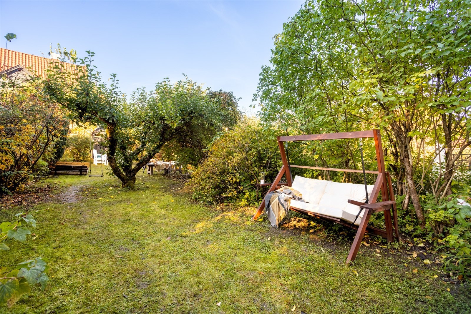 Hageparsellen utgjør en grønn oase som er til stor glede hele året rundt. Her er det i tillegg boltreplass for både store og små. Galleribilde