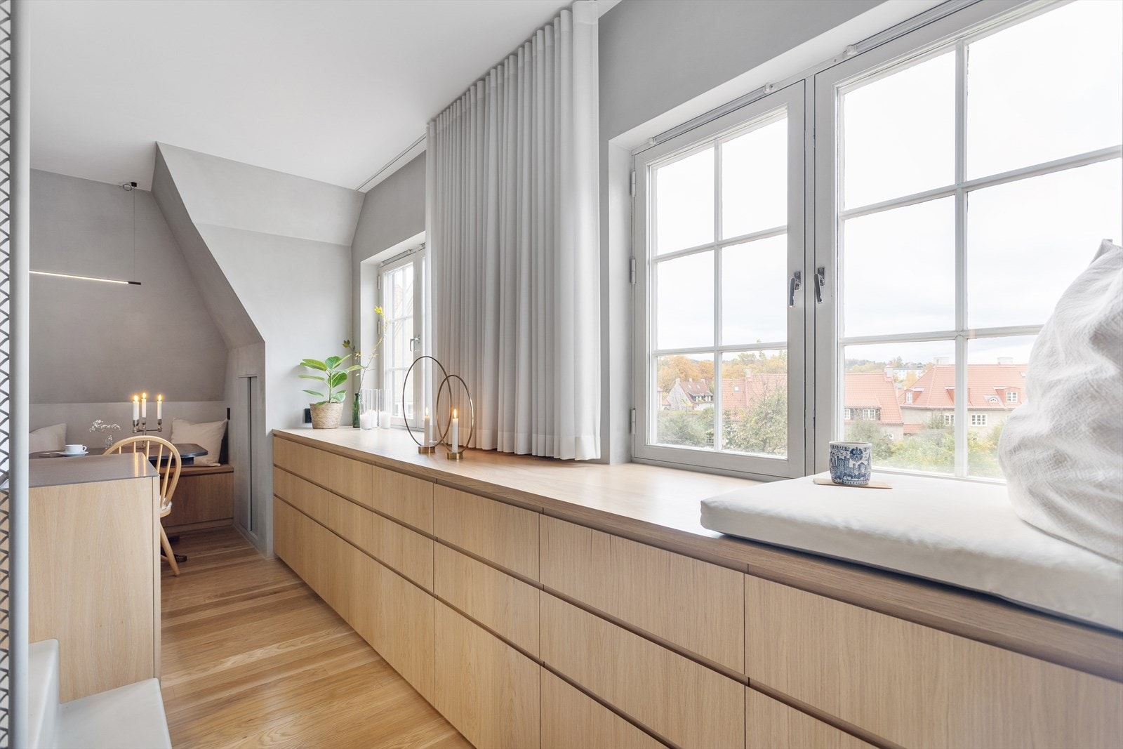 Store, klassiske vindusflater som slipper inn nydelig sollys. Herfra er det flott utsyn til nabolaget. Galleribilde