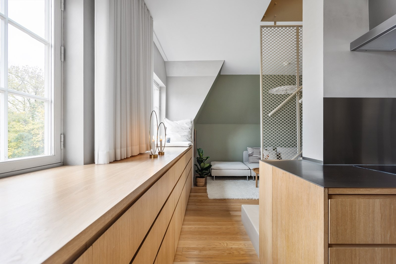 Kjøkkenet ligger i en separat, men samtidig i en sosial løsning mot resten av stuen. Galleribilde