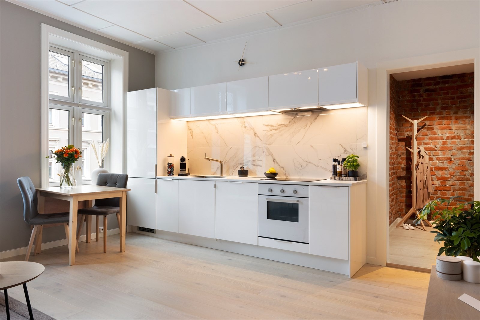 Her er det godt med både skap og benkeplass Galleribilde