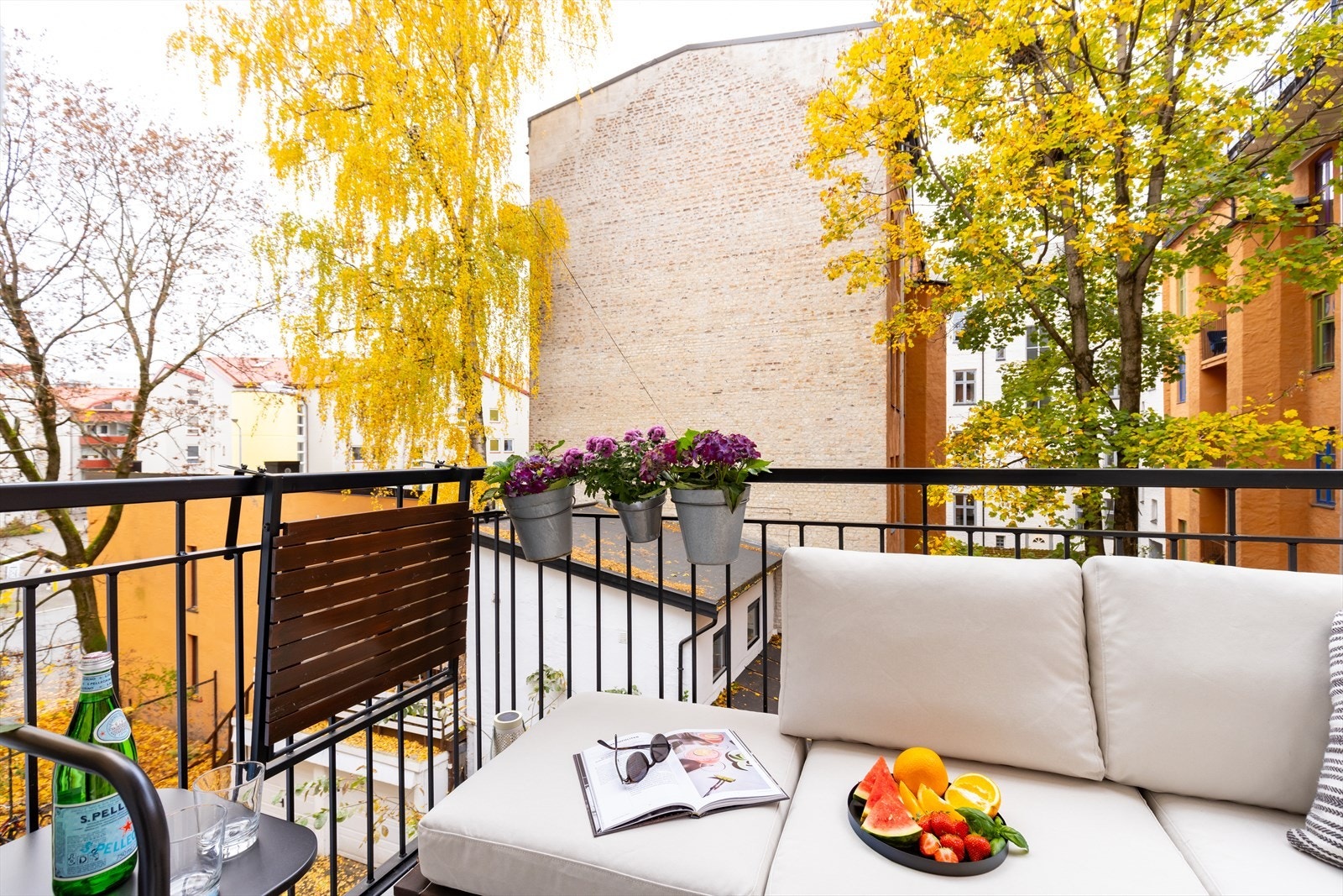 Boligen har balkong med plass til stol eller sofalounge Galleribilde