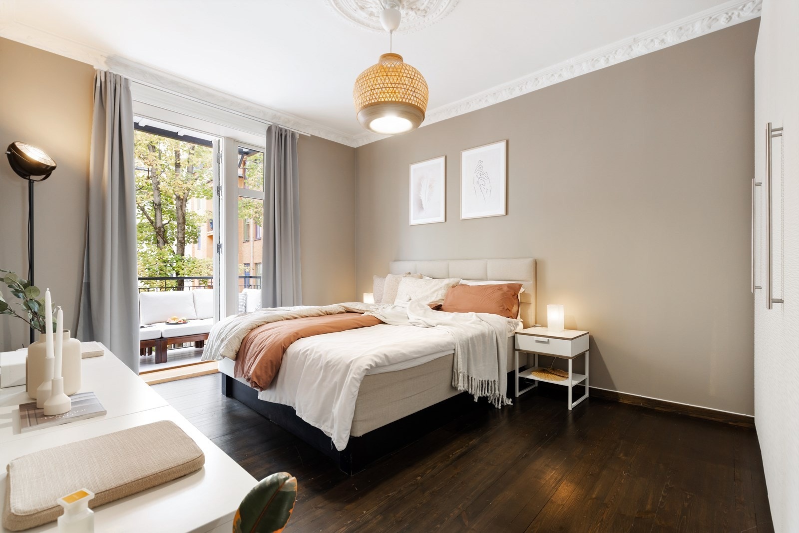 Soverommet er stort og har rikelig med plass til stor dobbelseng og garderobe Galleribilde