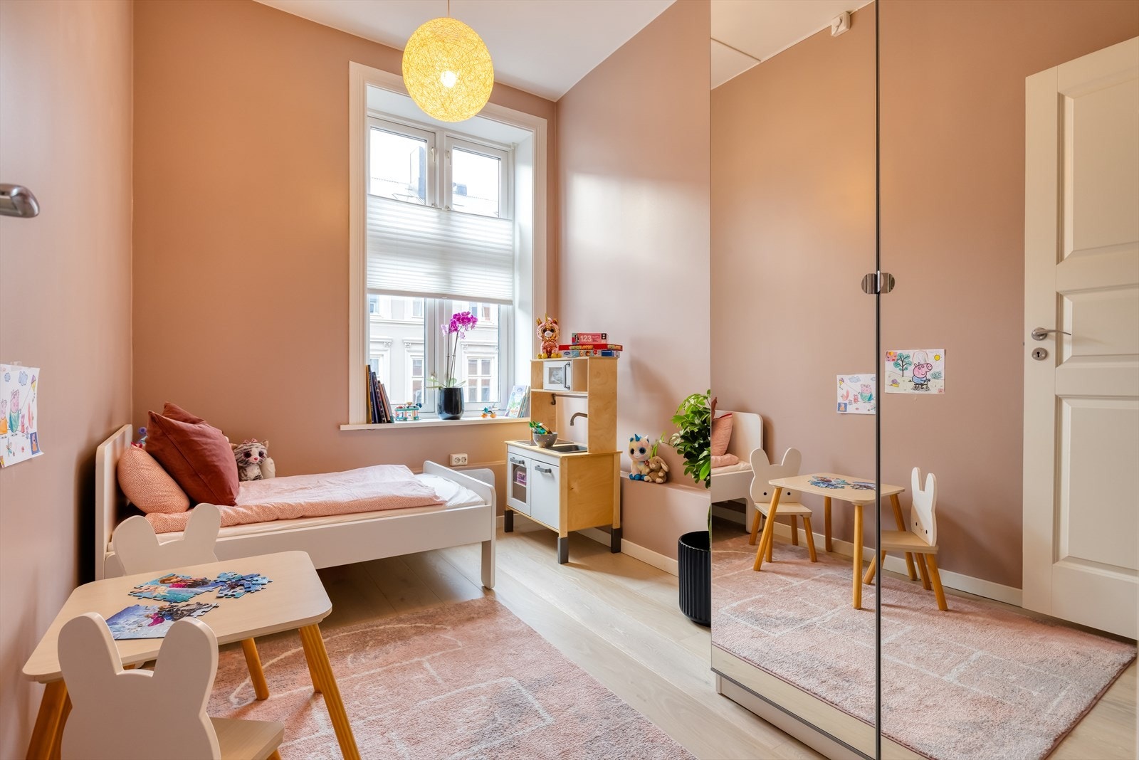 Soverommet har god plass til stor seng, garderobe og kontorpult Galleribilde