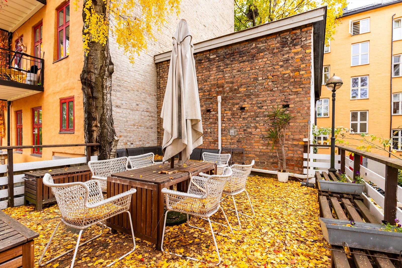 På taket av garasjen er det en stor takterrasse med spisebord, lounge mm. for beboerne Galleribilde