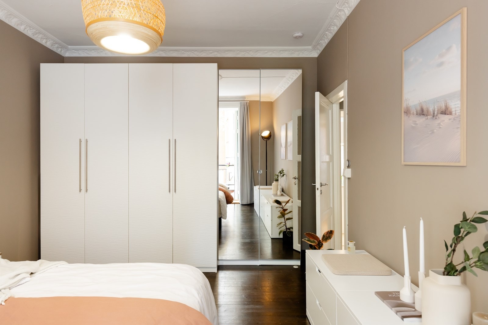 Her er det hele 6 lengder med garderobeskap. Også plass til yterligere oppbevaring i fotenden Galleribilde