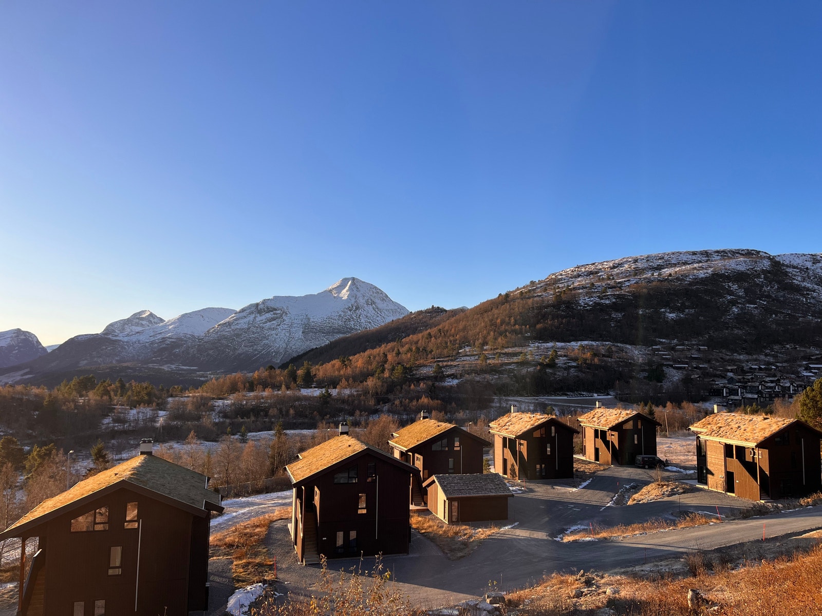 Leiligheten ligger i første etasje i bygget lengst til høyre på bildet. Galleribilde