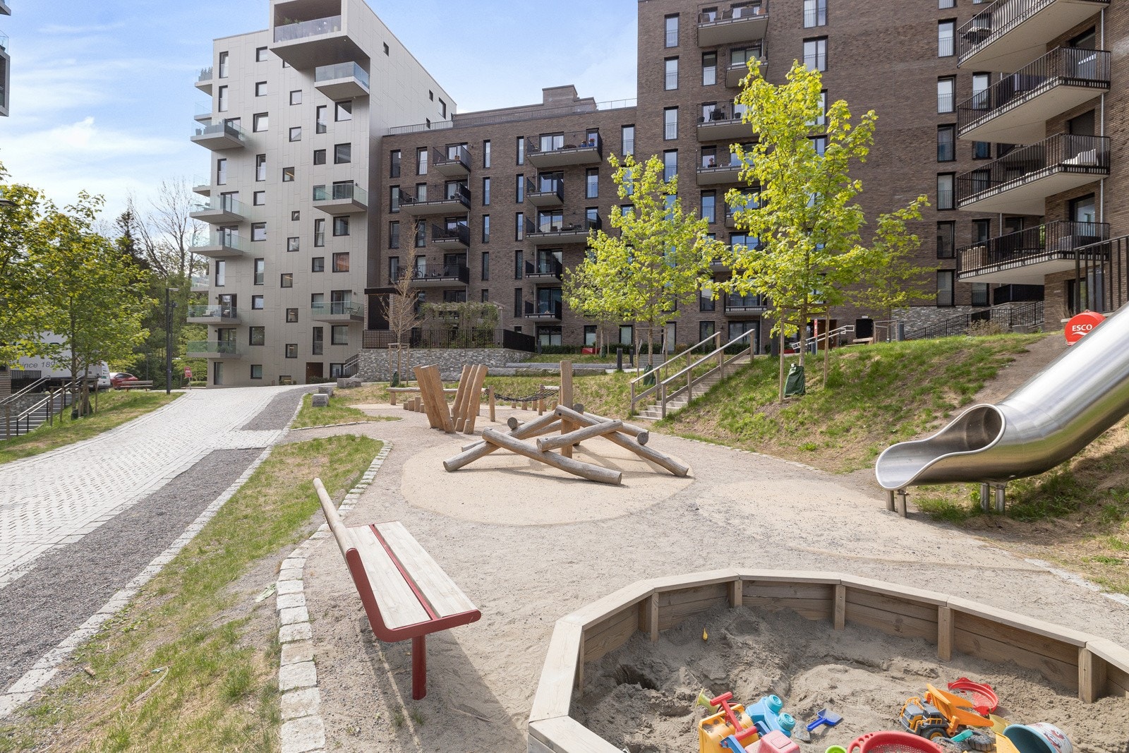 Borettslagets uteområder er pent opparbeidet med lekearealer og flere sittegrupper. Galleribilde