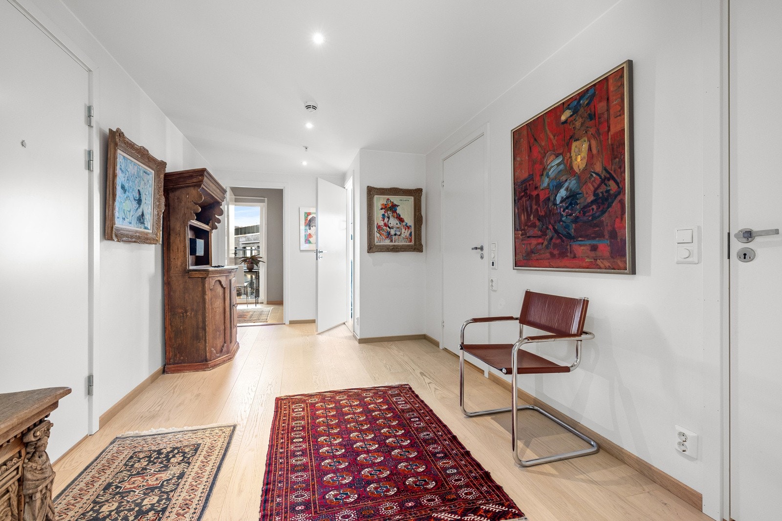 Romslig entré/hall gir et godt førsteinntrykk av leiligheten. Det er god plass for garderobeløsninger som skap, knagrekker, hyller o.l. Galleribilde