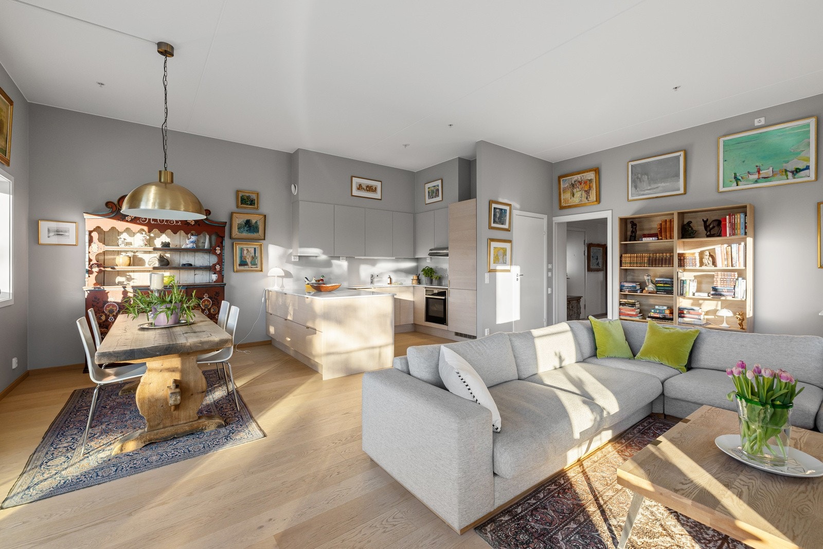 Stuen er lys og moderne med åpen kjøkkenløsning, ideelt for både avslapning og sosiale sammenkomster. Galleribilde