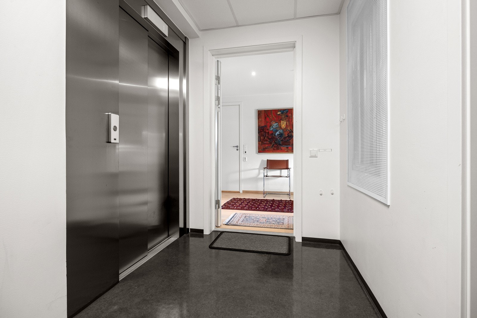 Heisen, som tar deg rett ned til garasjen, ligger rett utenfor inngangsdøren. Galleribilde