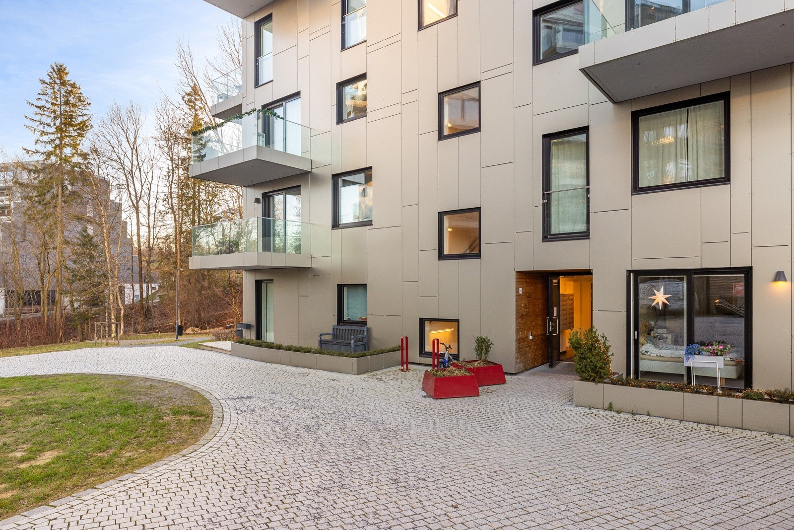 Moderne boligkompleks beliggende i naturskjønne omgivelser, med elegante arkitektoniske detaljer. Galleribilde