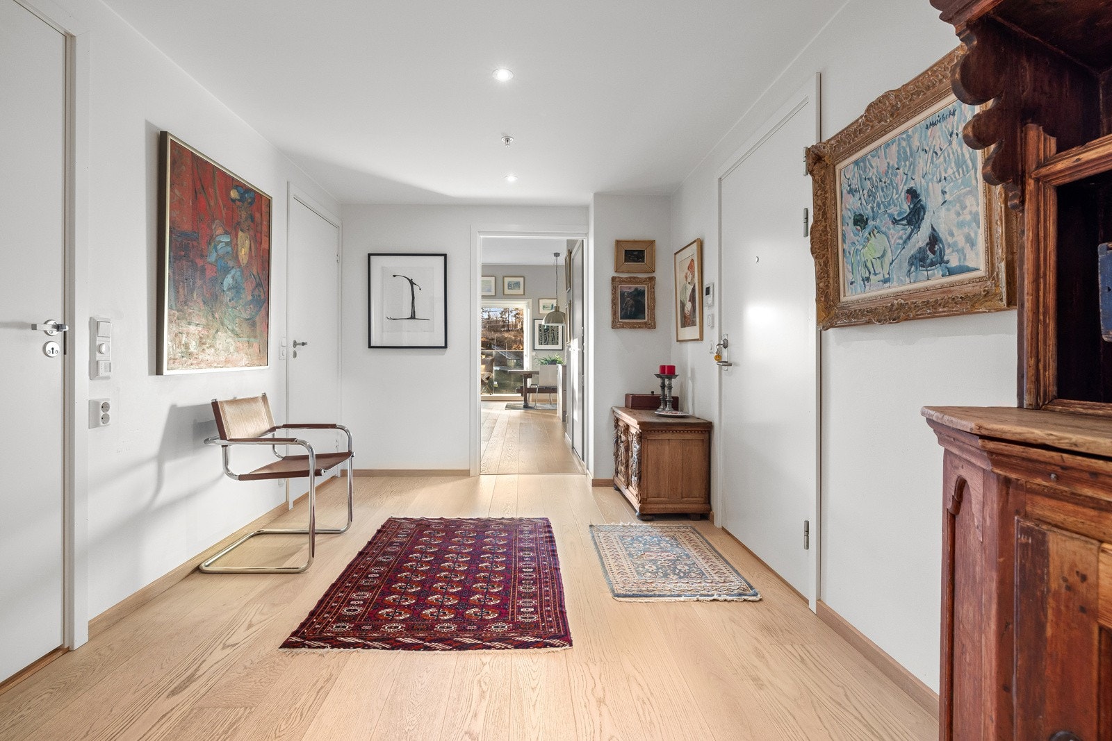 Leiligheten er moderne med balansert ventilasjon som gir et godt inneklima. Enkel hverdag med heis mellom leilighet og garasje. Galleribilde