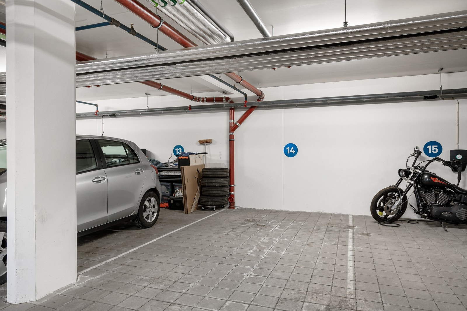 Egen parkeringsplass i kjeller. Galleribilde