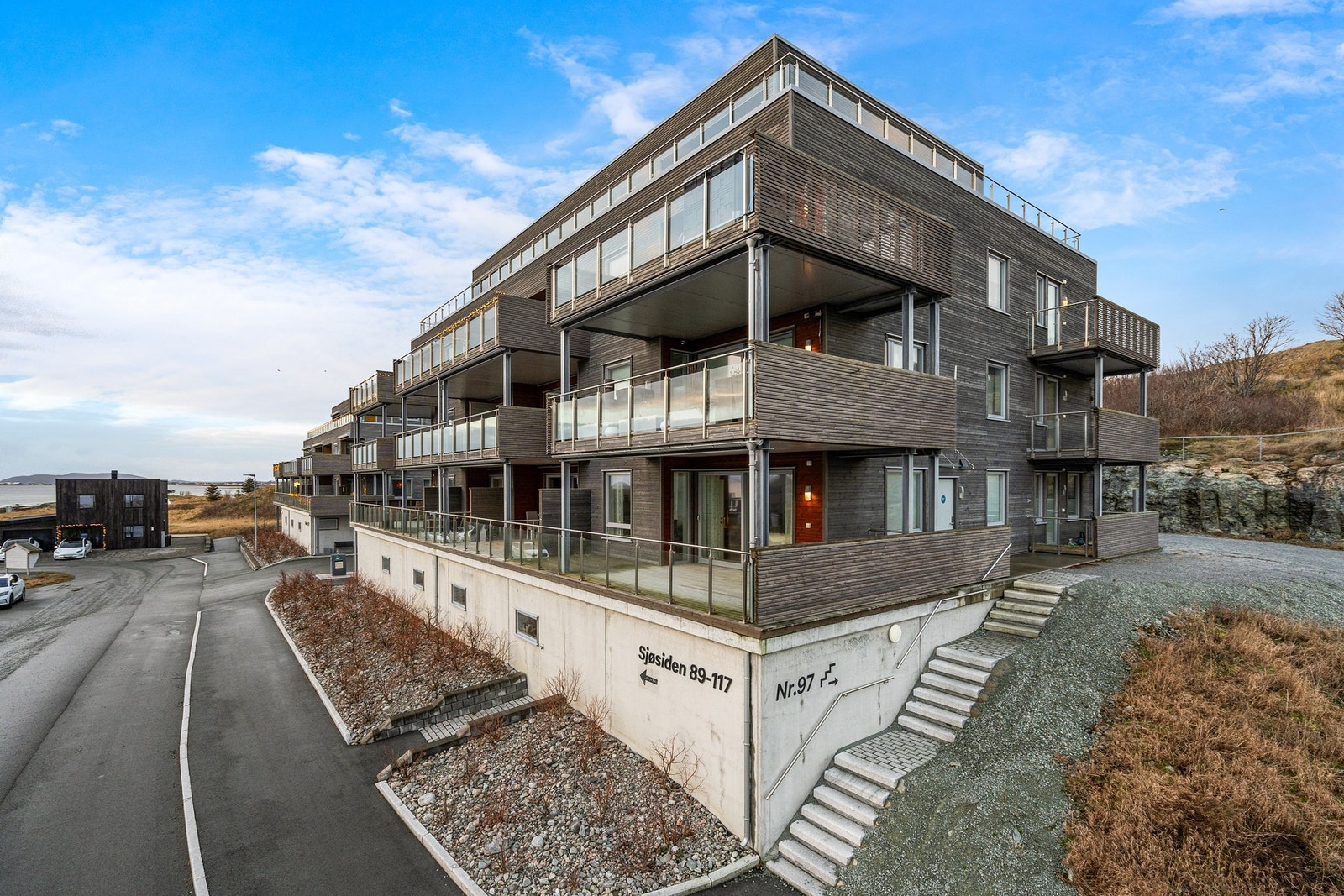 Hjørneleilighet i høy førsteetasje. Parkering i kjeller og egen bod. Galleribilde