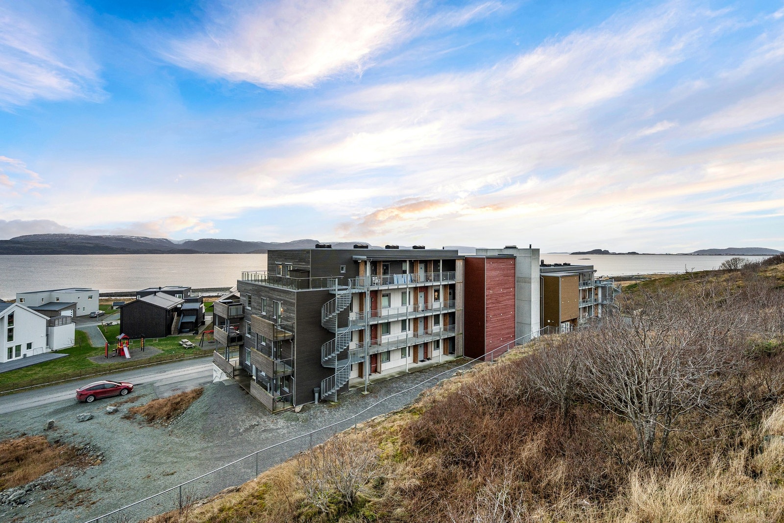 Fantastisk beliggenhet ved sjøen med stranda like ved! Galleribilde