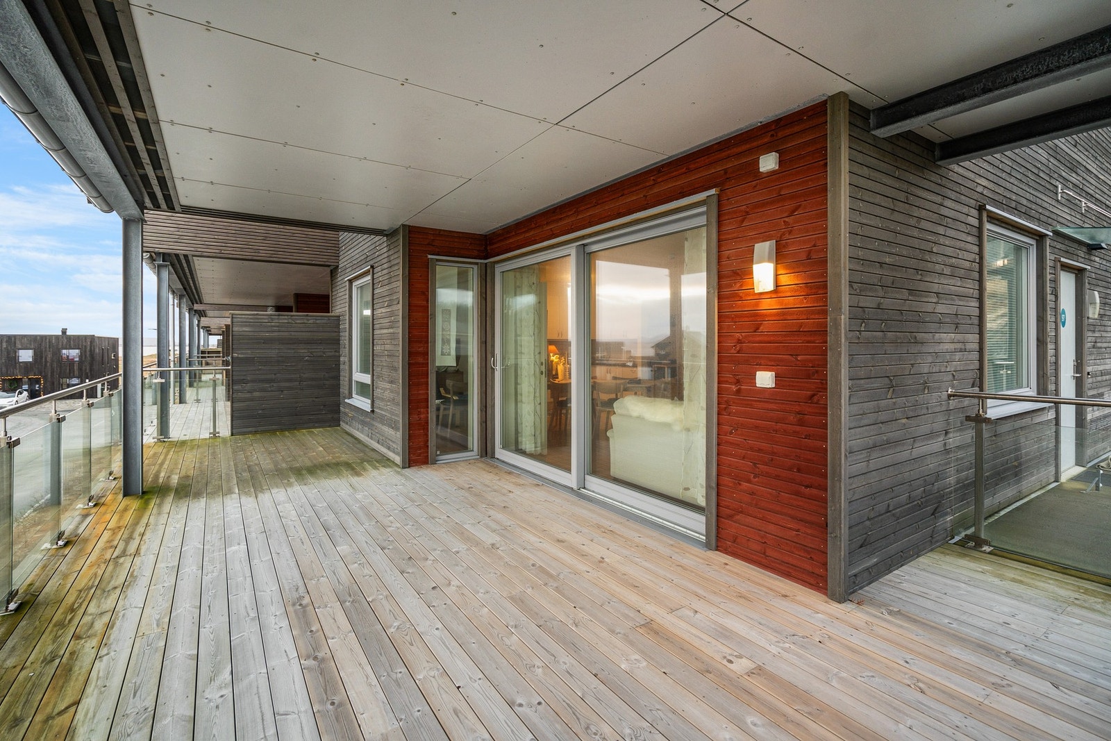 Masse god plass til flere spisegrupper, grill og mere til. Galleribilde