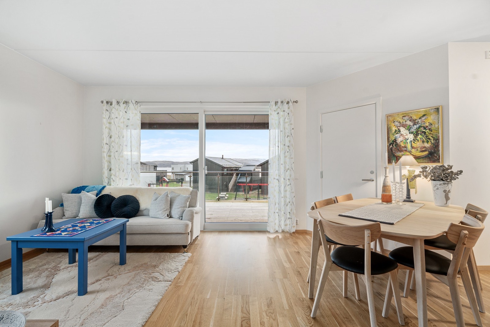 Stue. Store vindusflater gir godt med naturlig lys inn i leiligheten. Galleribilde