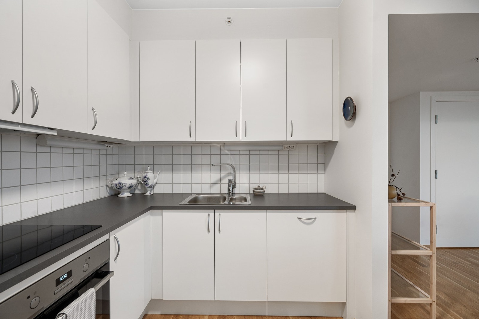 Høyskap som går helt opp til taket. Galleribilde