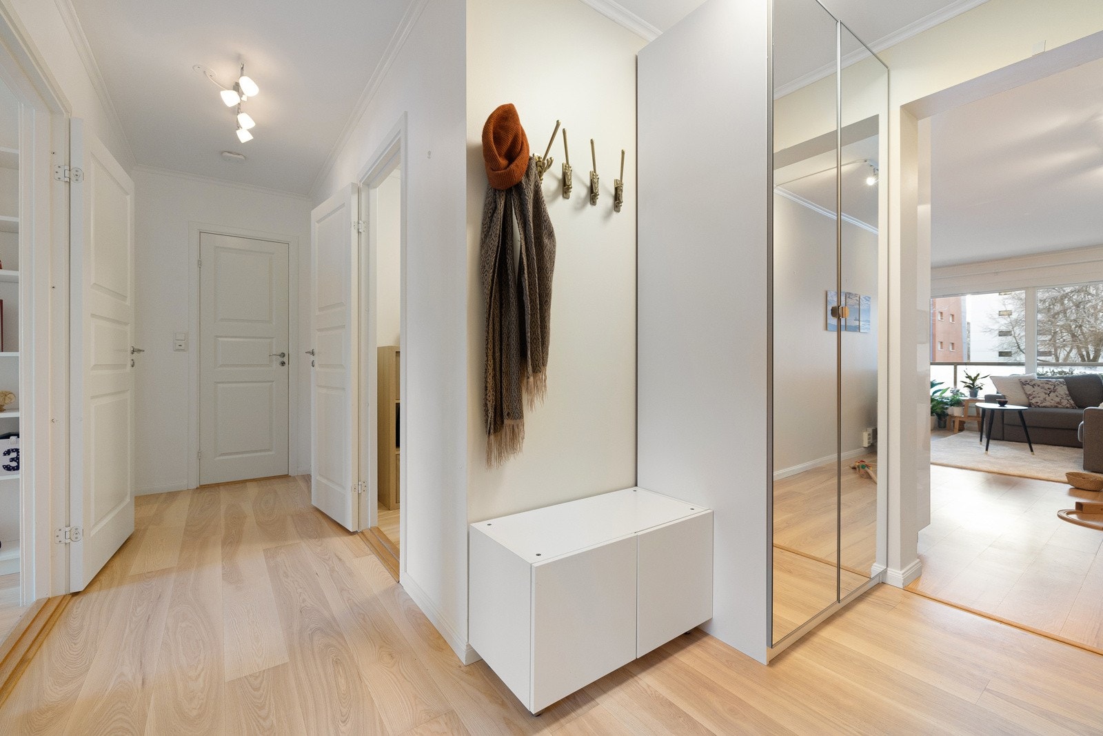 Lys og innbydende entré med god plass til oppbevaring av yttertøy og sko. Galleribilde