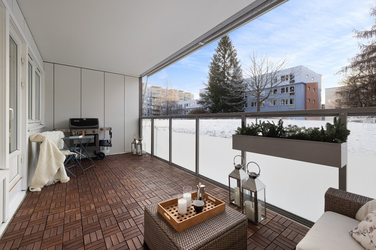 Moderne og innbydende 4-romsleilighet med gjennomgående planløsning, sydvestvendt terrasse og flott beliggenhet i rolige, grønne omgivelser. Galleribilde