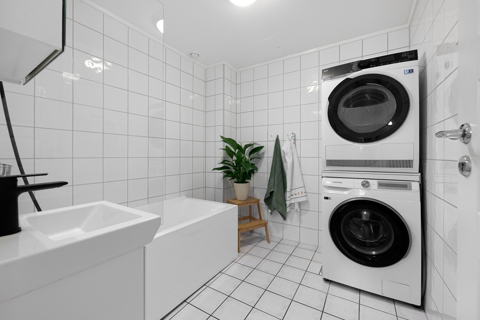 Badet ble rehabilitert i regi av borettslaget i 2004 og har flislagte overflater, behagelig gulvvarme og opplegg for både vaskemaskin og tørketrommel. Et funksjonelt og moderne rom. Galleribilde