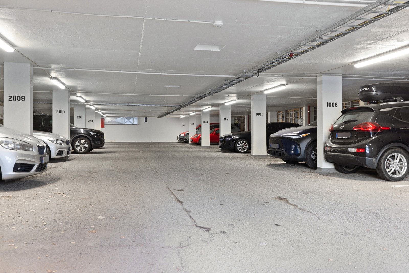 Det medfølger egen parkeringsplass i felles anlegg. Her parkerer man trygt og tørt gjennom hele året. Galleribilde