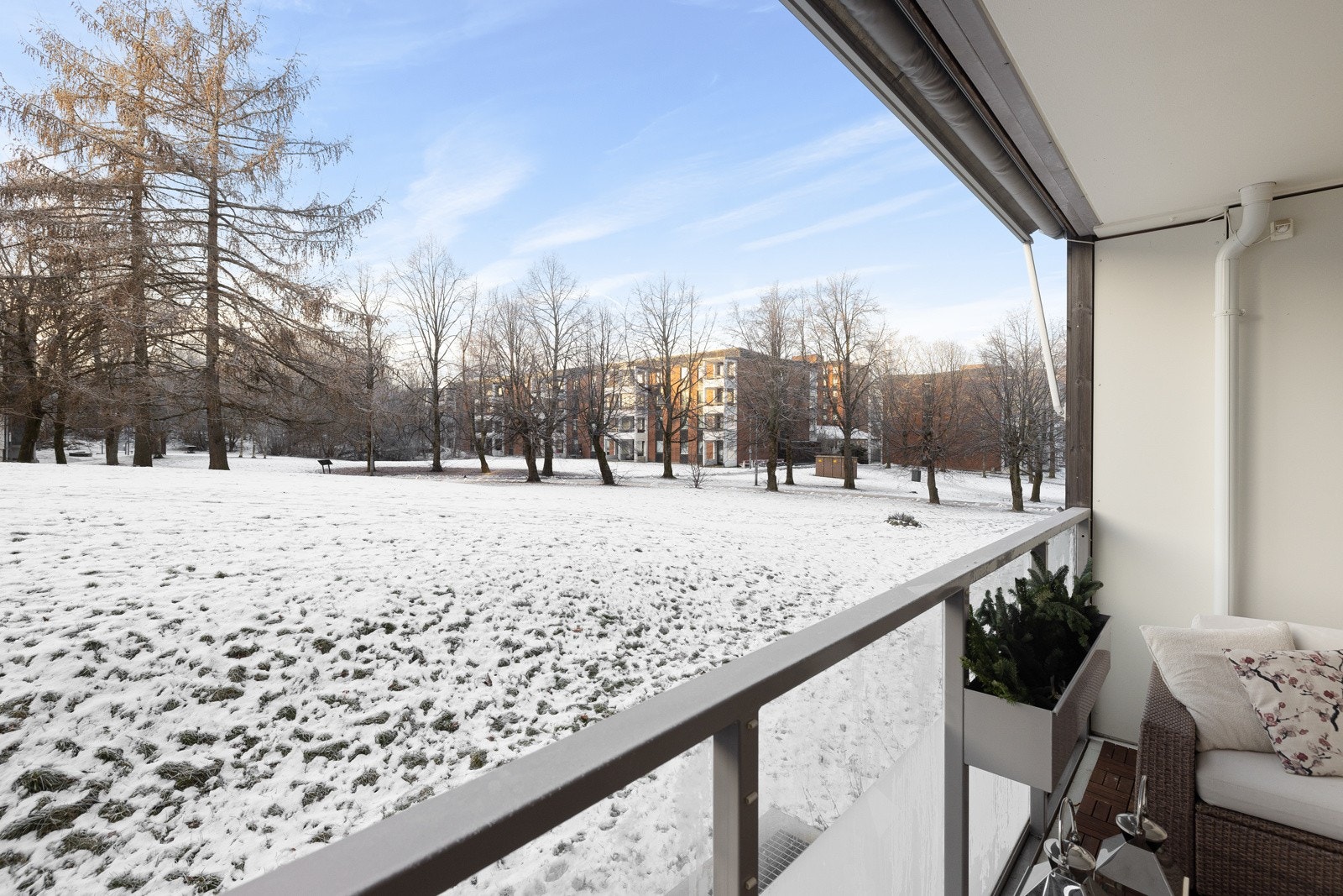 Fra balkongen har du flott utsyn og direkte adkomst til store, grønne fellesområder som skaper en luftig og åpen atmosfære. Et perfekt sted for rekreasjon og lek året rundt. Galleribilde
