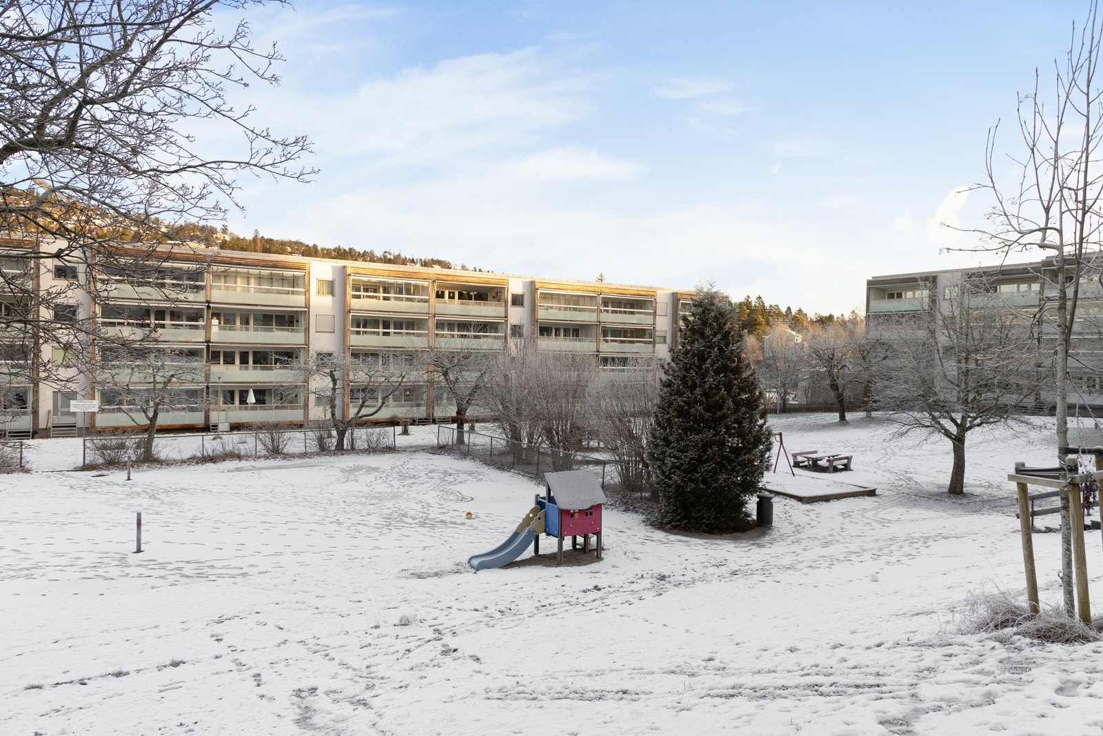 Velstelt fellesområde med lekeplasser og sittegrupper - perfekt for både lek og sosiale sammenkomster. Galleribilde
