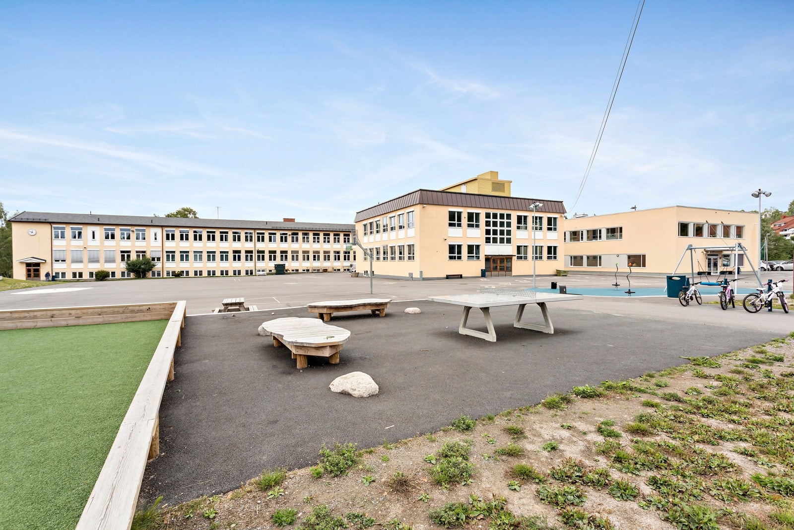 Området er svært barnevennlig med flere barnehager, kort og tilnærmet bilfri vei til Voksen Skole, og kort avstand til både ungdomsskole og videregående skole. Galleribilde