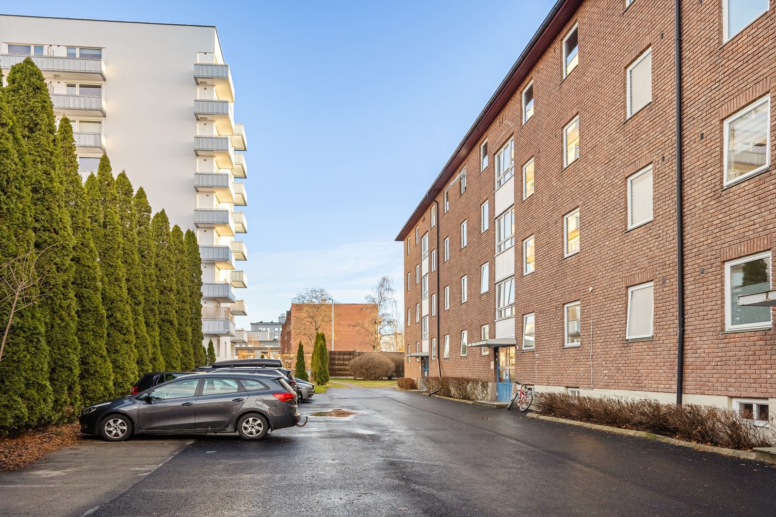 Fasade. Digitalt parkeringskort for parkering på borettslagets plasser er inkludert. Galleribilde