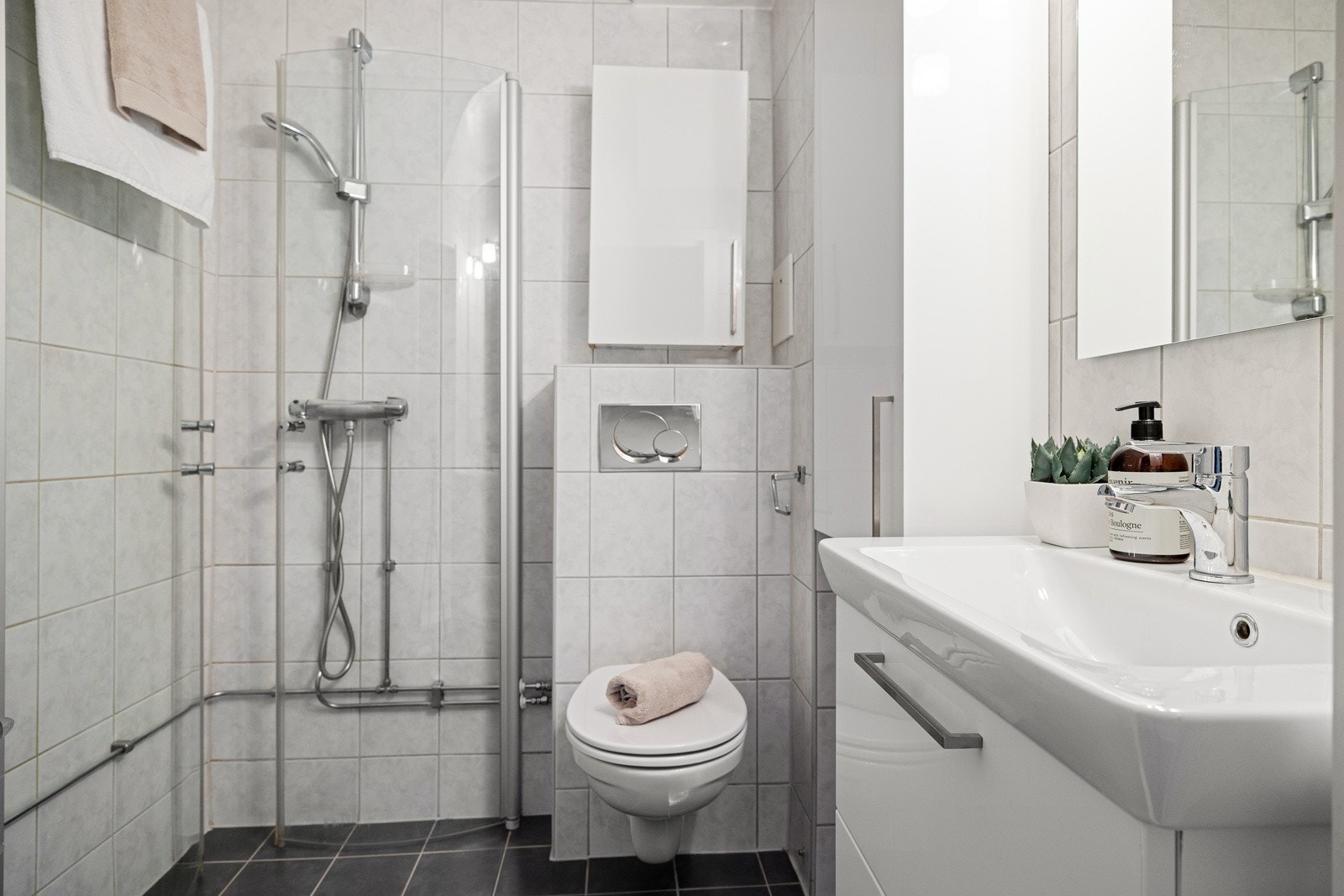 Pent, flislagt bad rehabilitert i regi av borettslaget i 2007. Galleribilde