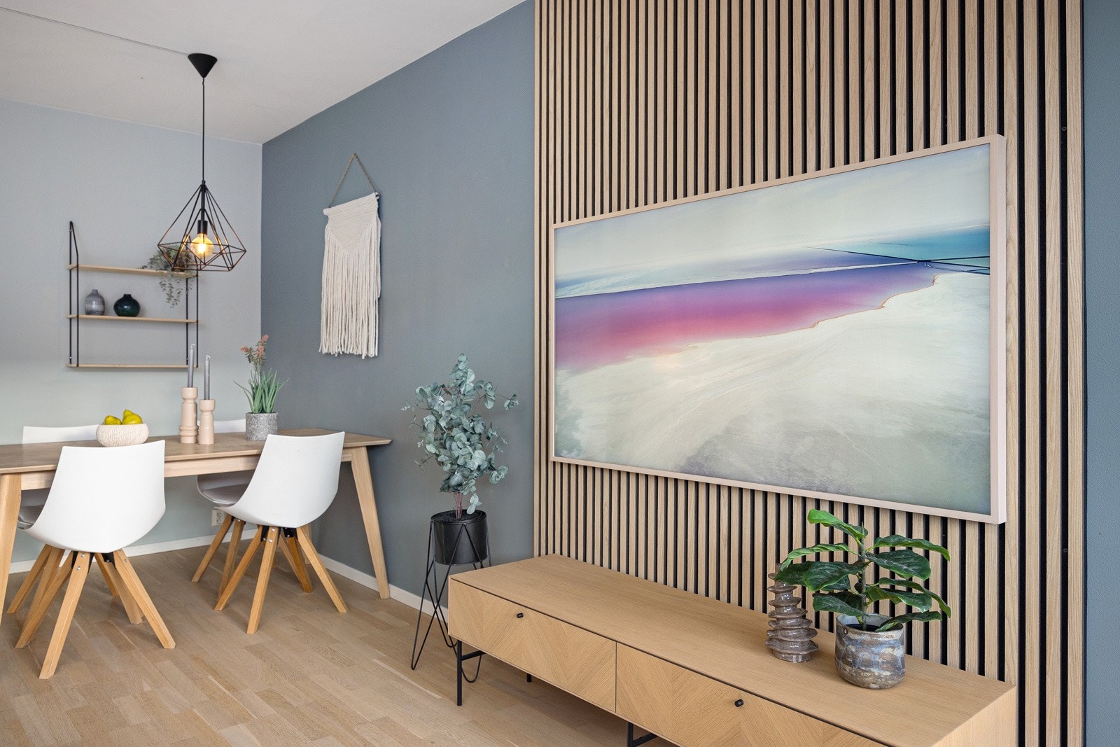 I stuen er det montert en lekker spilevegg bak tv`en. Galleribilde
