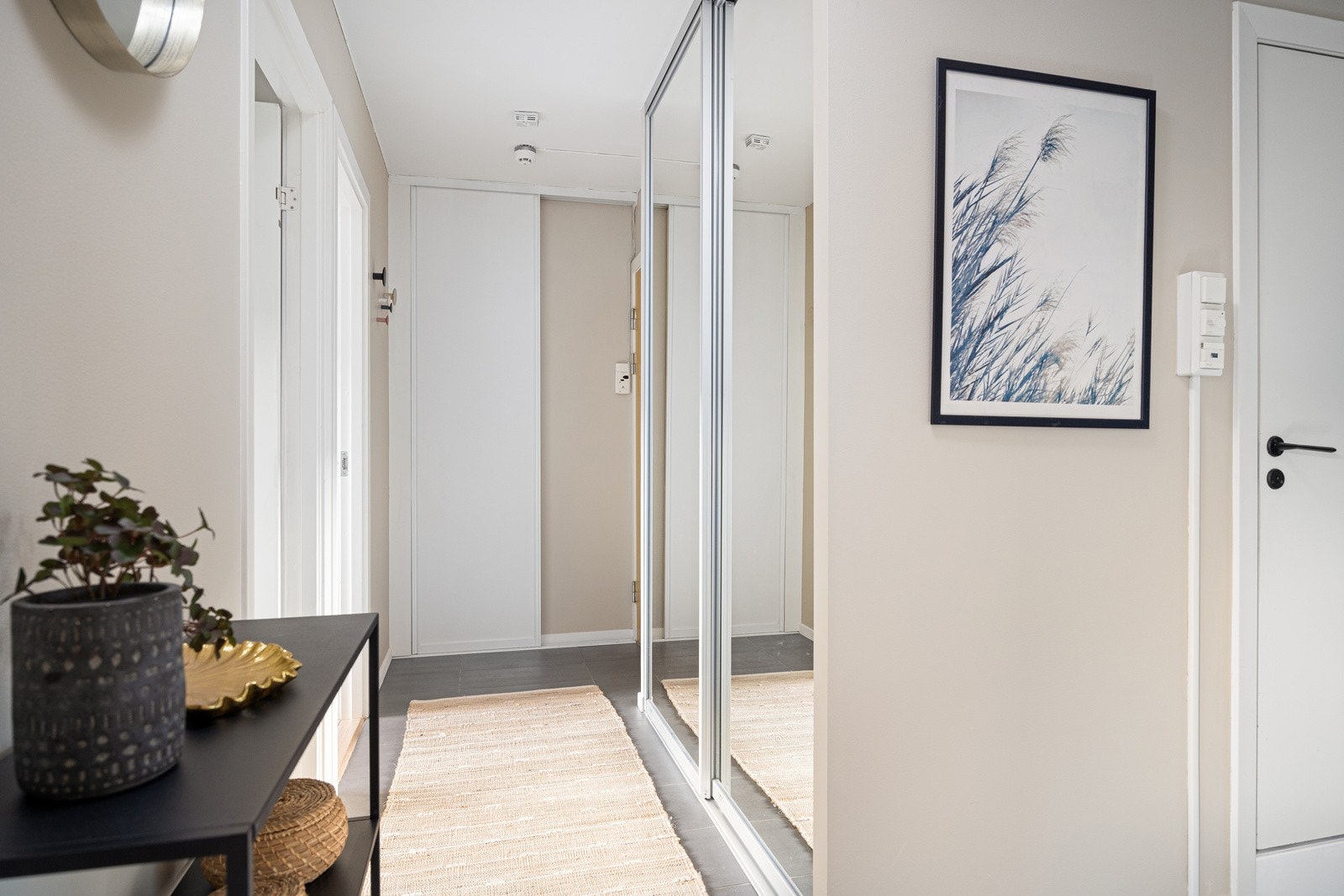 Lys og innbydende entrè med plass til oppbevaring av yttertøy. Galleribilde
