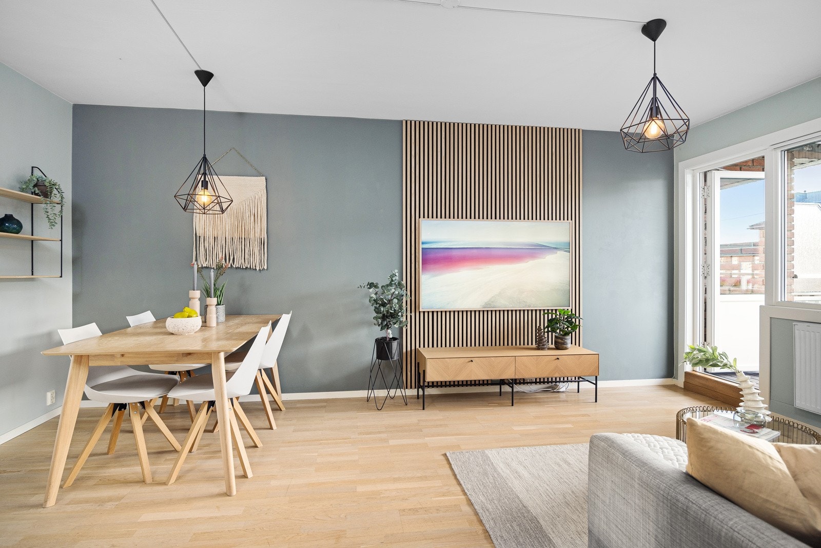 Leiligheten har en lys og innbydende stue. Galleribilde