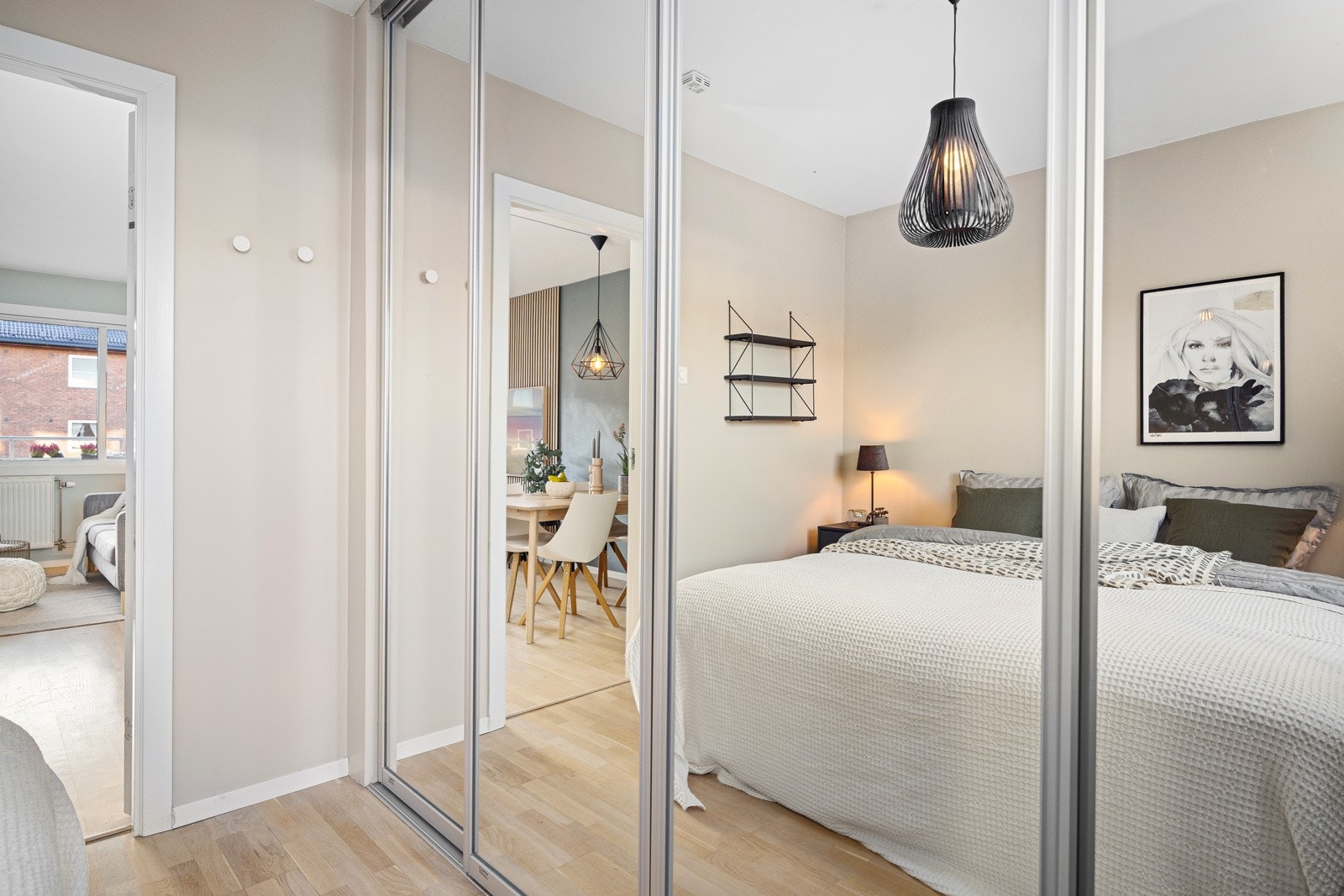 Rommet er av god størrelse og har plass til dobbeltseng og garderobeskap. Galleribilde