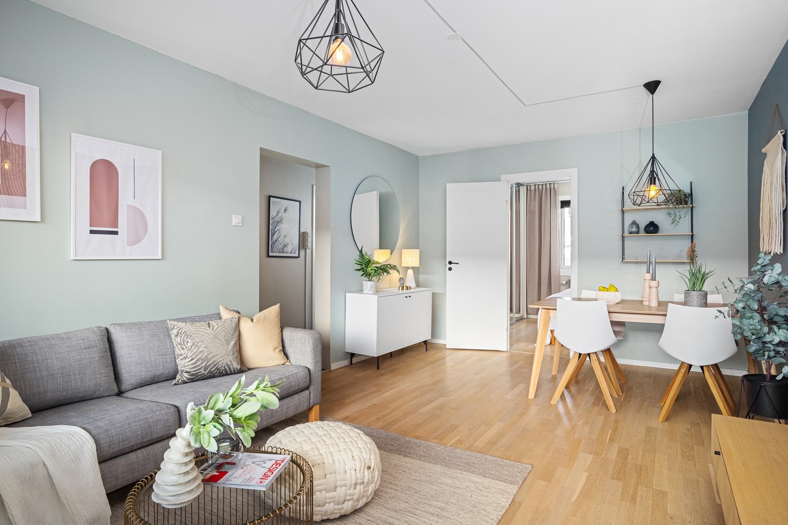 Stuen har god plass til både sofa- og spisegruppe. Galleribilde