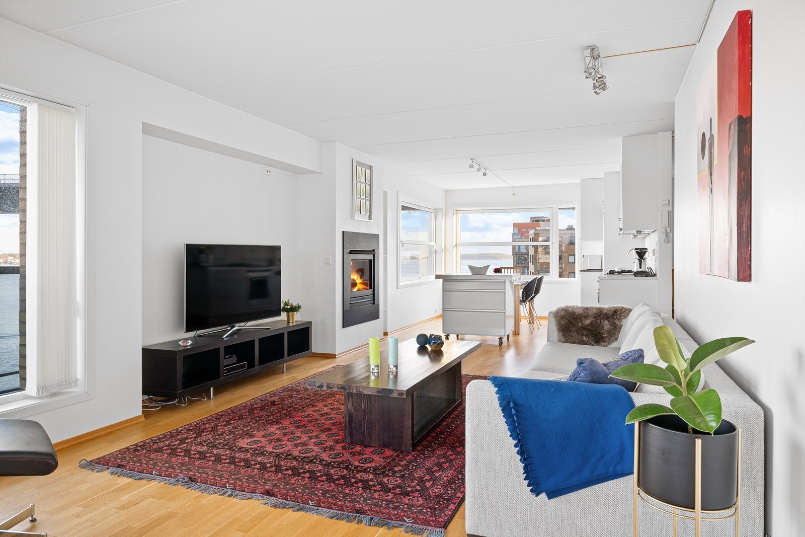 Stue har åpen løsning mot kjøkken og dermed gjennomgående lys fra både øst og vest Galleribilde