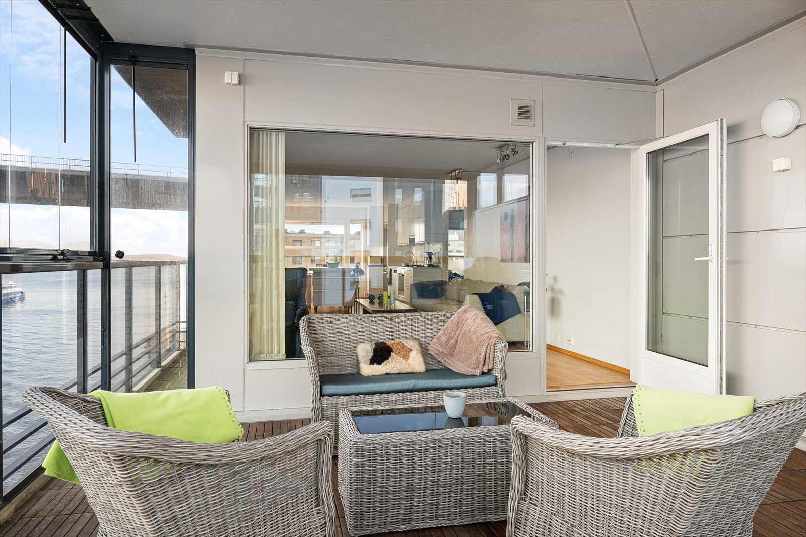 Forlengelse av stuen er denne romslige terrassen Galleribilde