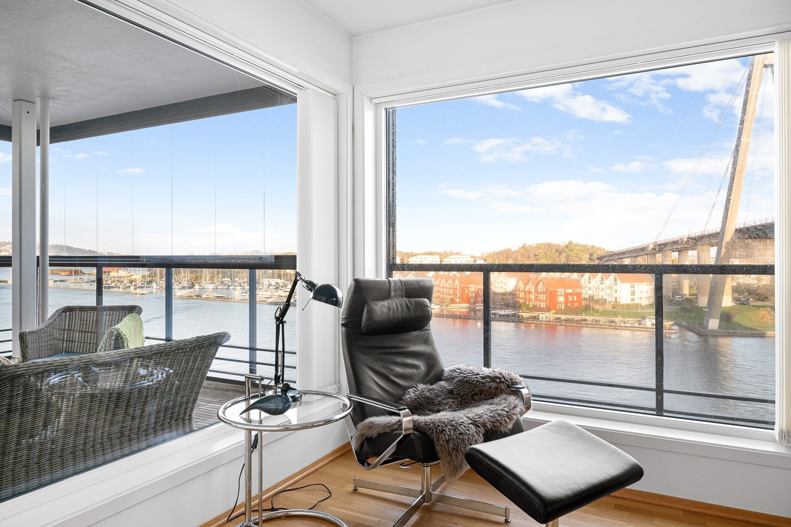 Båttrafikk utenfor er noe beboerne liker godt å følge med på Galleribilde