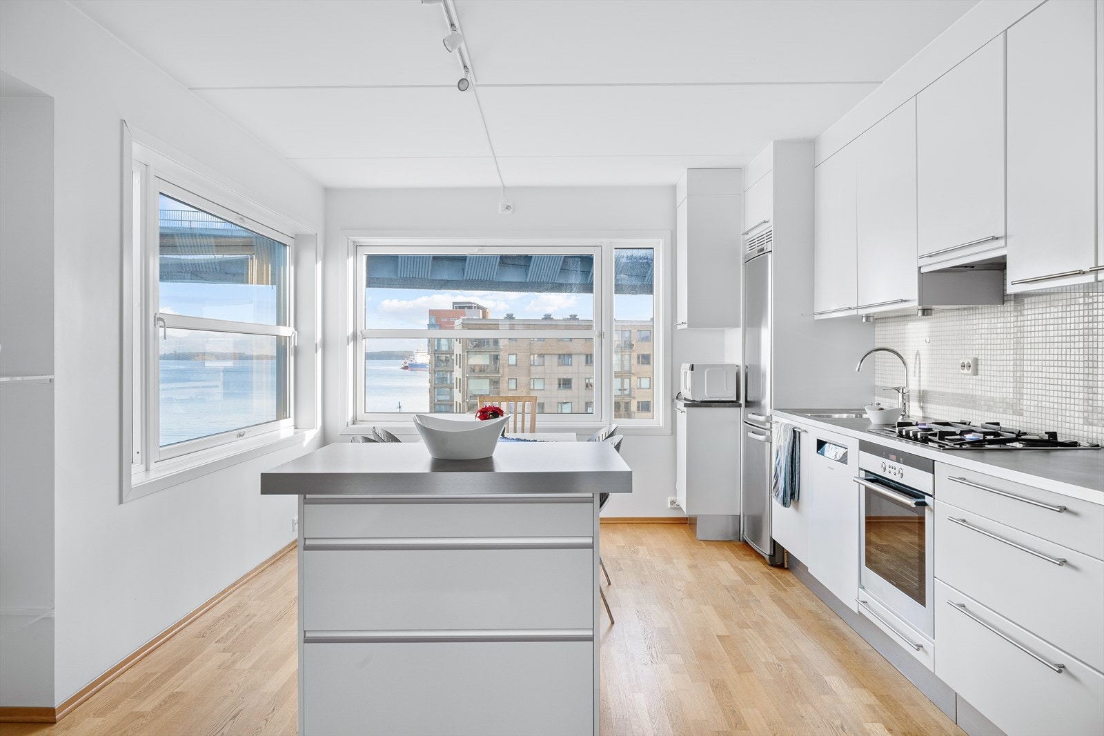 Kjøkken med spiseplass på kjøkkenøya Galleribilde