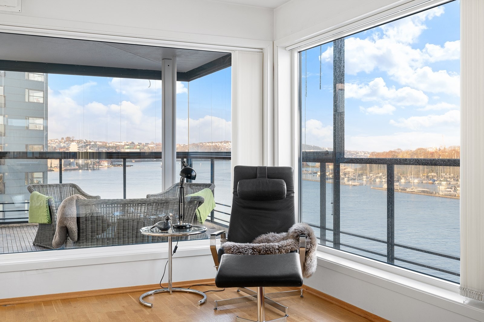 Nyt roen i maritimt miljø i badedammen Galleribilde