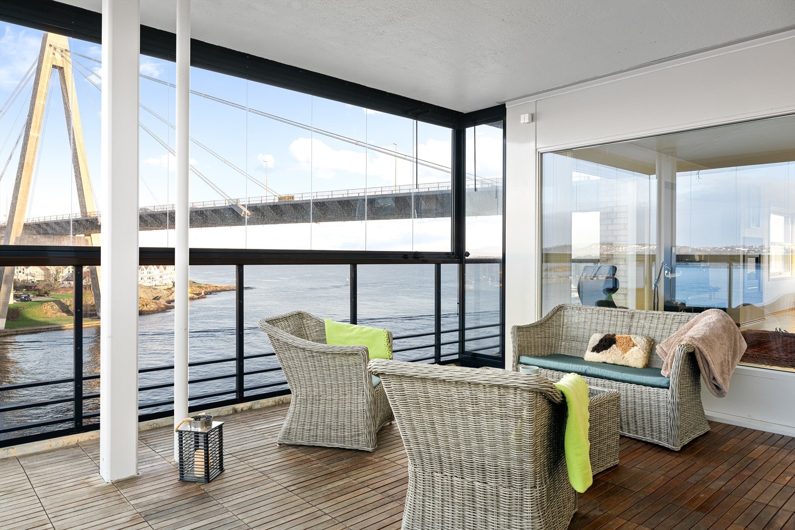 Store vindusflater gir mye naturlig lys og ikke minst den vakre utsikten Galleribilde