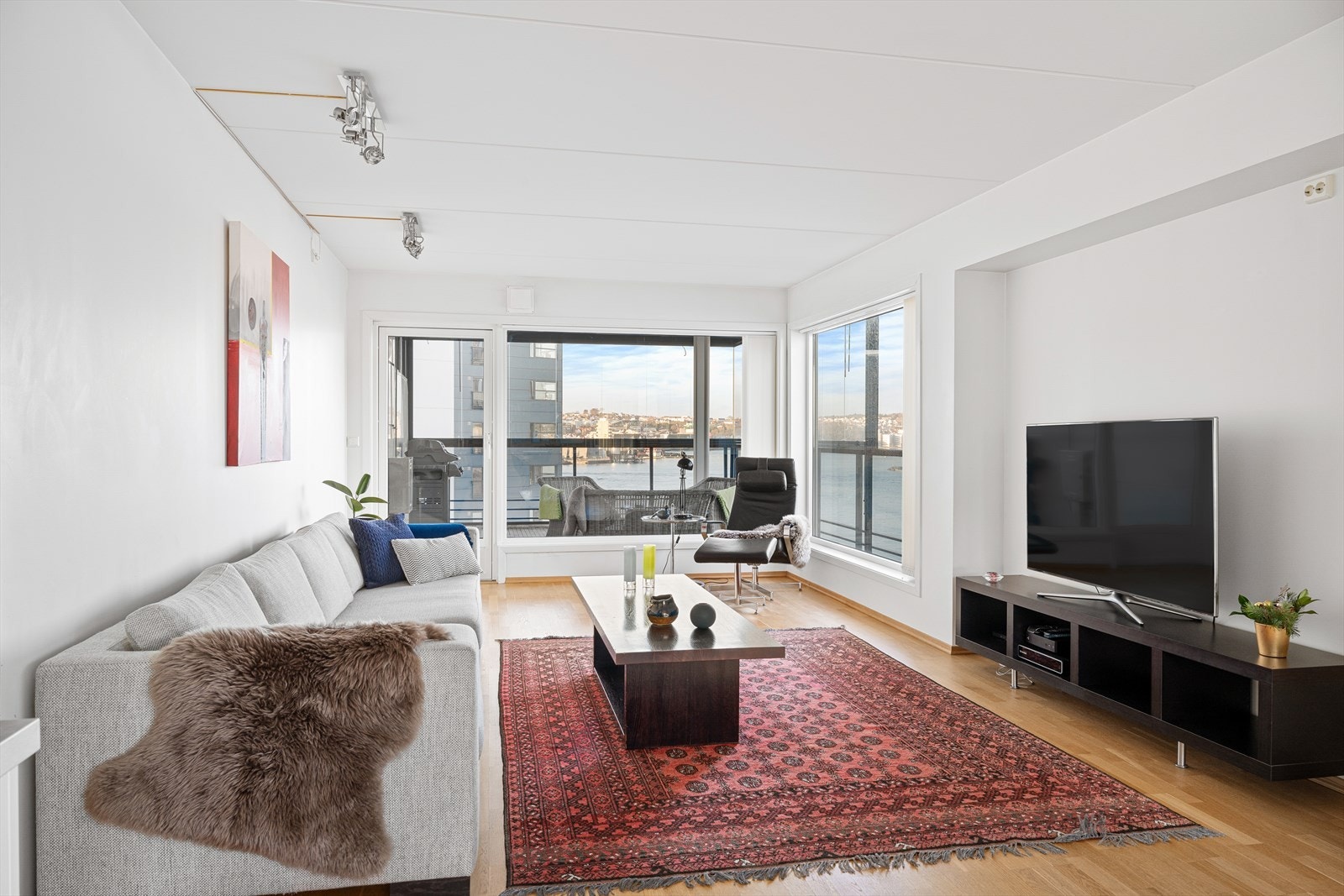 Utsikt har man følgelig også fra stue Galleribilde