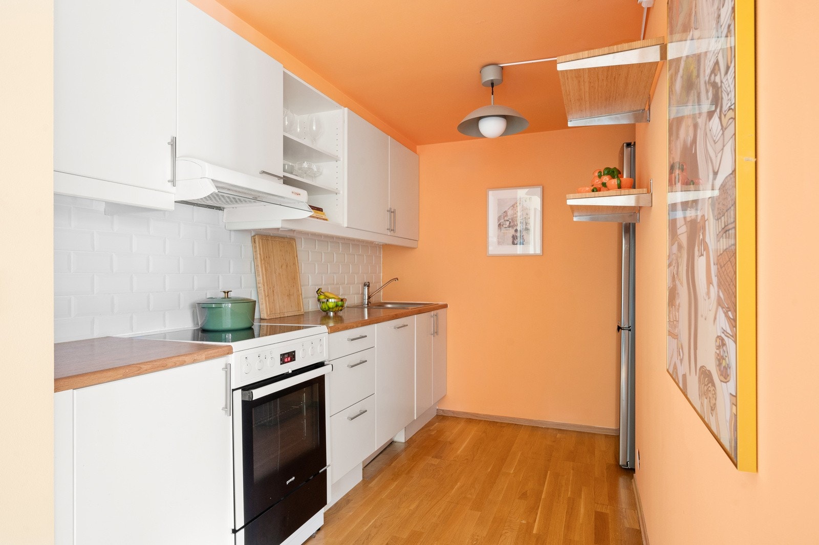 Moderne kjøkken med hvite fronter og laminat benkeplate. Galleribilde