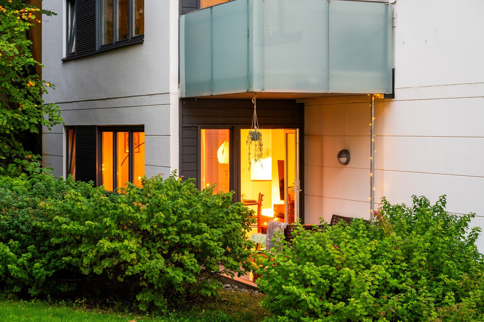 Leiligheten ligger skjermet til og vender mot grønne omgivelser. Galleribilde