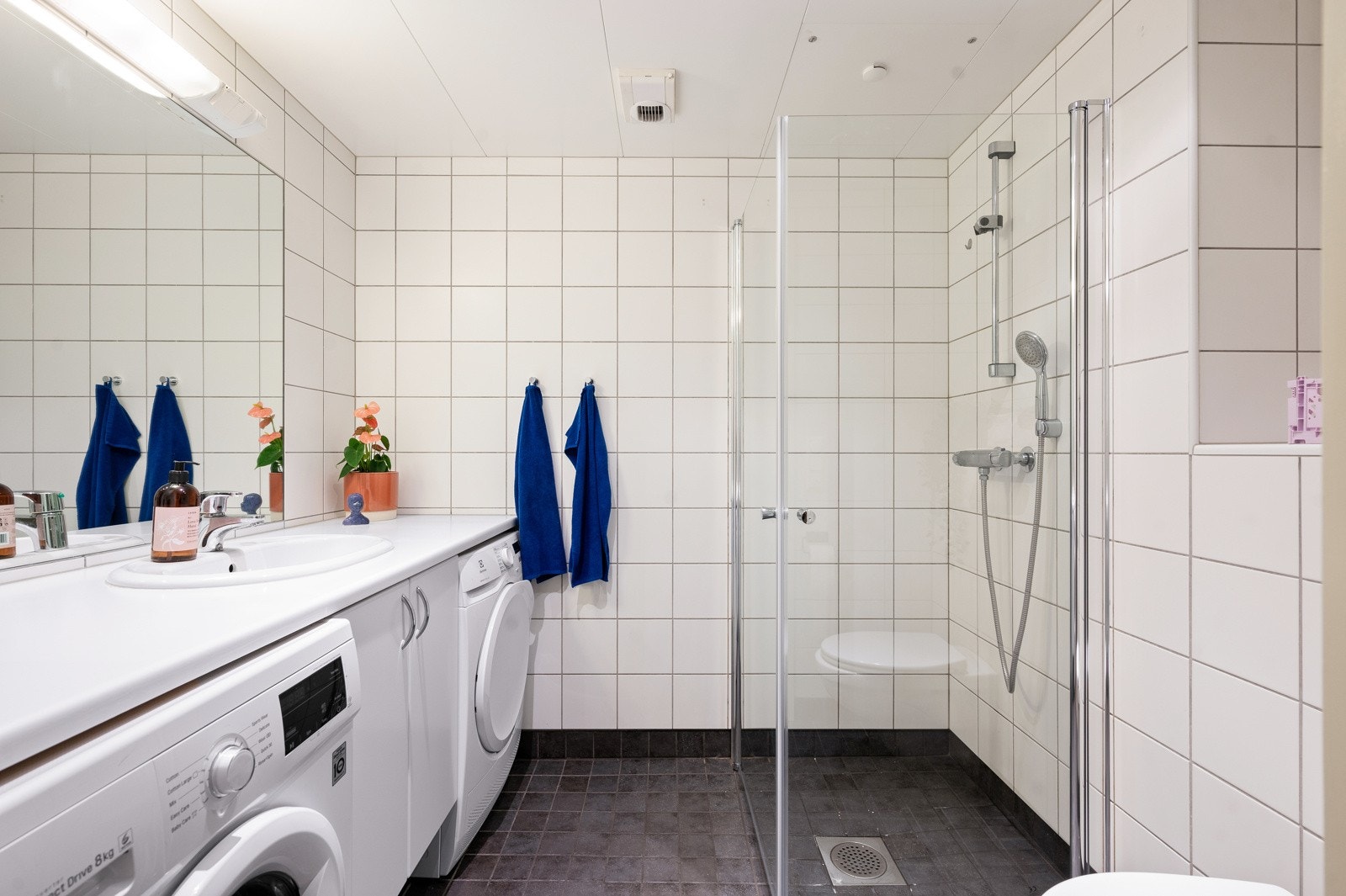 Delikat flislagt bad av god størrelse med varmekabler i gulv. Galleribilde